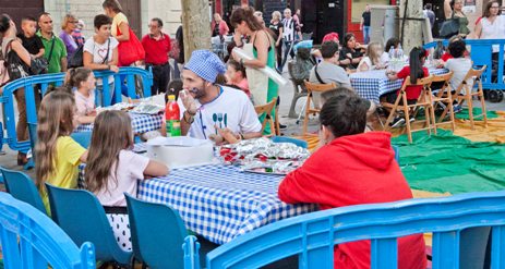 Texto Alternativo: Ni?os y ni?as de Legan?s dan la bienvenida al nuevo curso con una cena acompa?ada de juegos, retos y espect?culos de magia