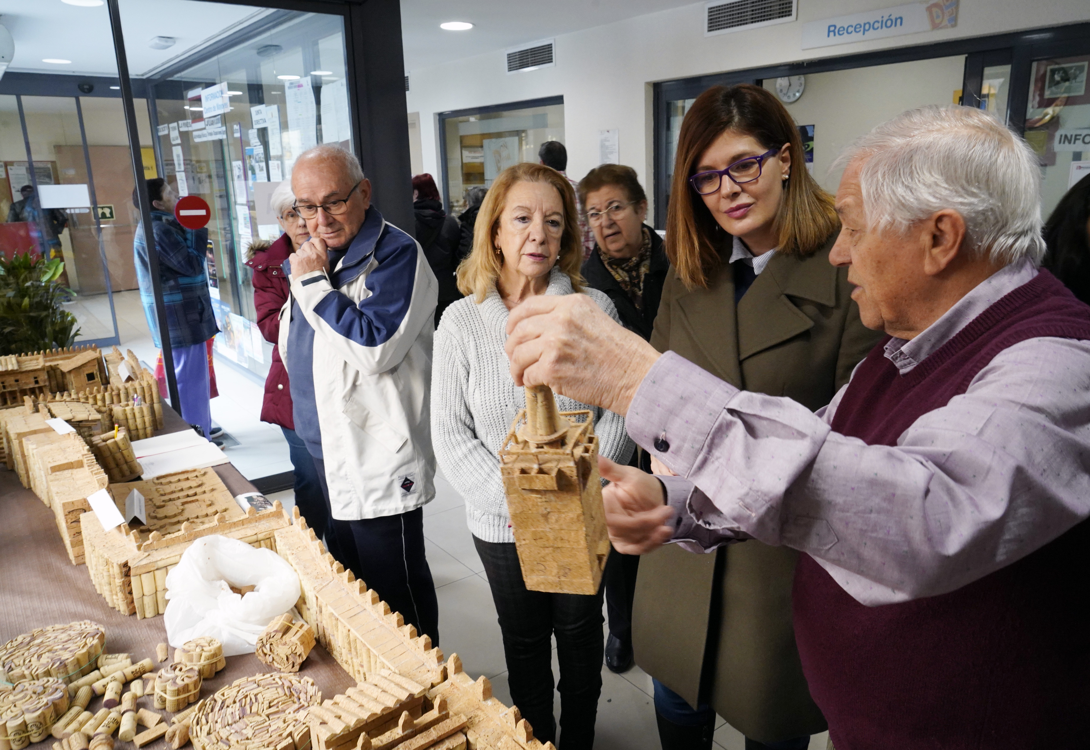 Texto Alternativo: El mostoleño Fernando Moro realiza maquetas reutilizando tapones de corcho