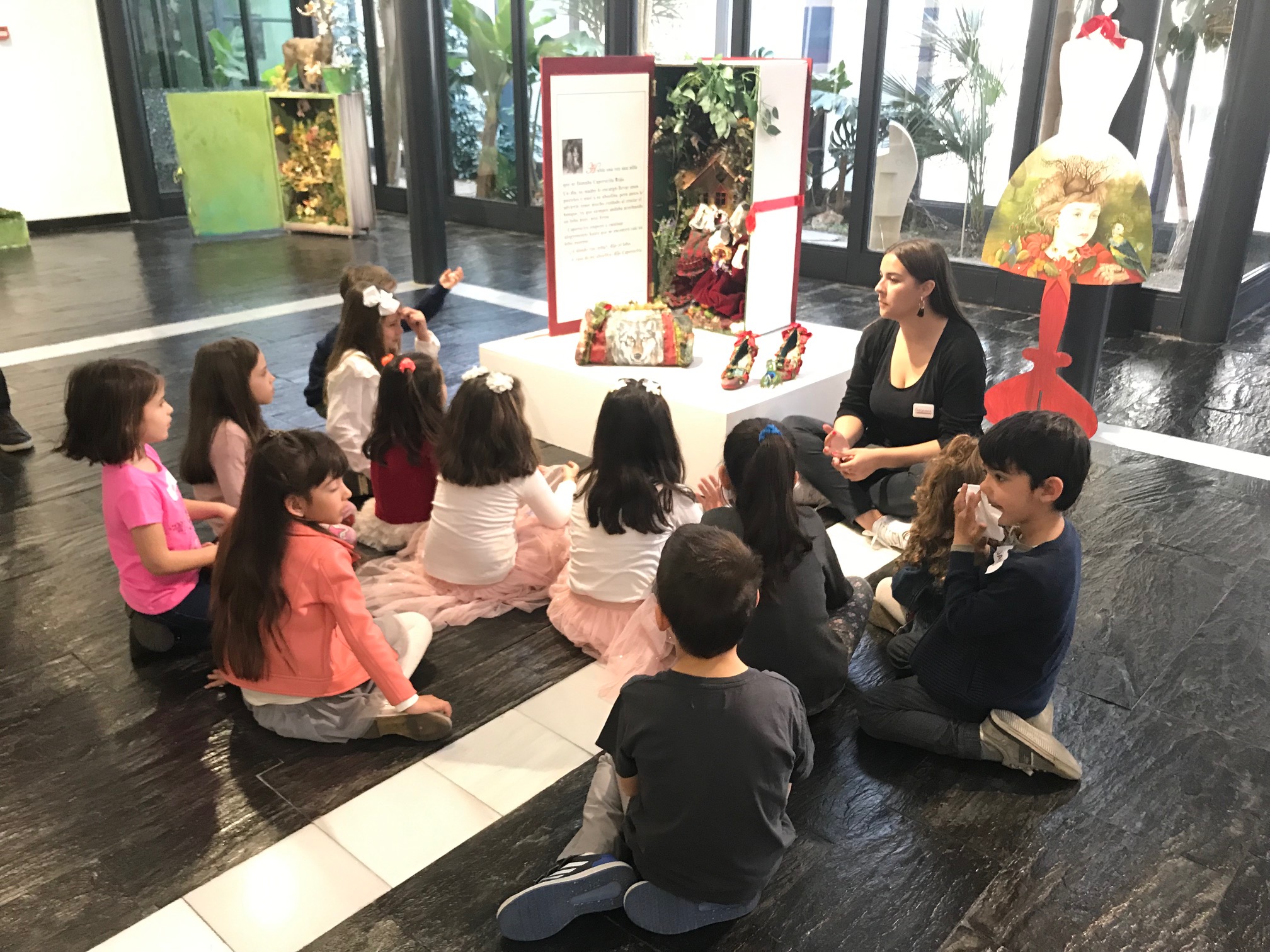 Texto Alternativo: Gabriel Ortega visita la exposición “La ruta de los cuentos”, de Rosana Largo