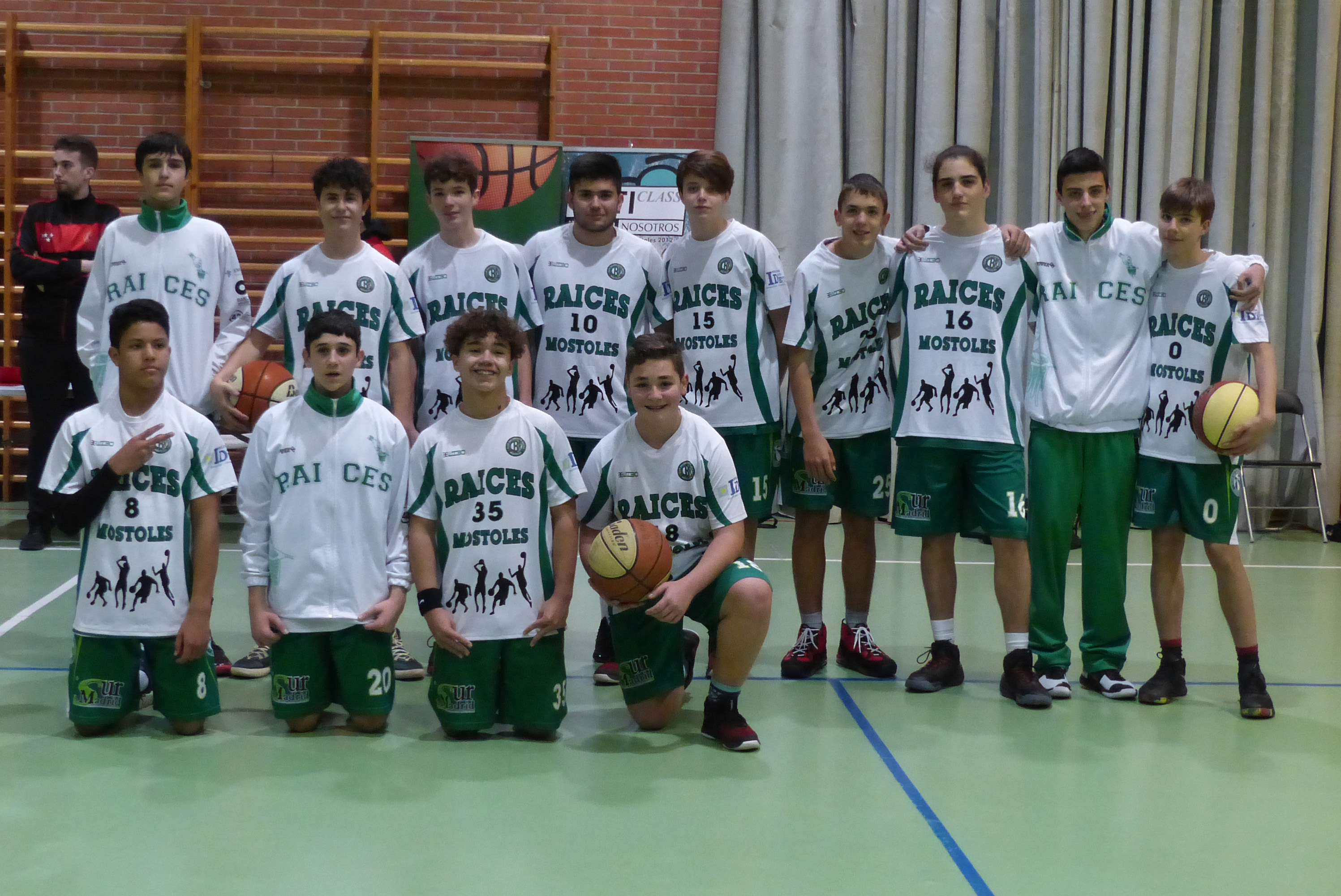 Texto Alternativo: Apoyando el deporte local en un partido del Club de Baloncesto Raíces