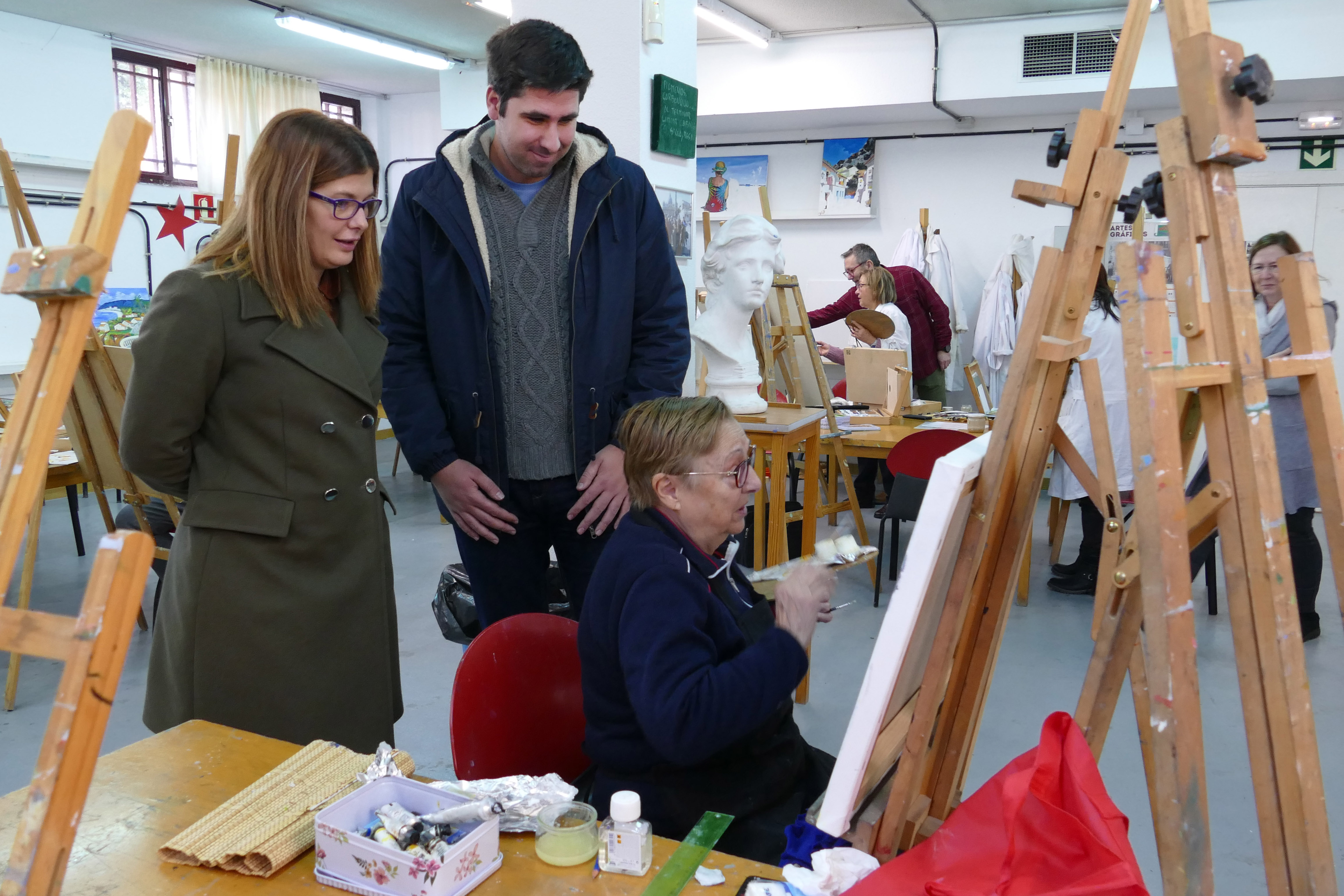 Texto Alternativo: La Alcaldesa visita los talleres de Dibujo, Pintura y Cerámica del Centro Sociocultural Joan Miró