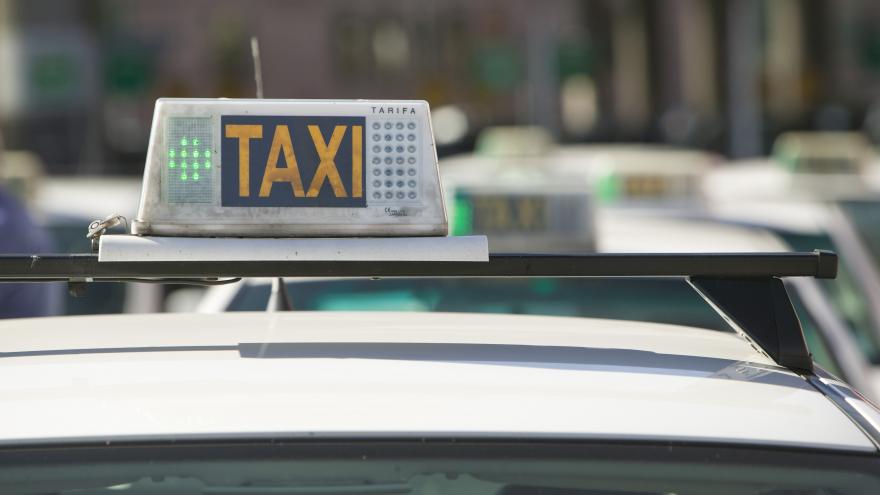 Texto Alternativo: Extendemos la colaboración con taxis y VTC para garantizar las visitas domiciliarias de sanitarios