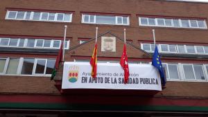 Texto Alternativo: Una pancarta en el balcón del Ayuntamiento, símbolo del apoyo a la sanidad pública y a todos los profesionales sanitarios