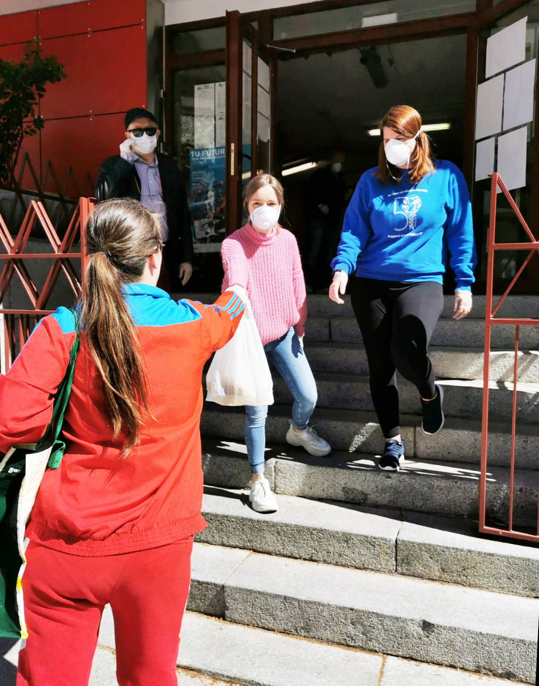Texto Alternativo: El Ayuntamiento de Getafe entrega 1.000 comidas diarias a mayores, niños y familias en riesgo de exclusión