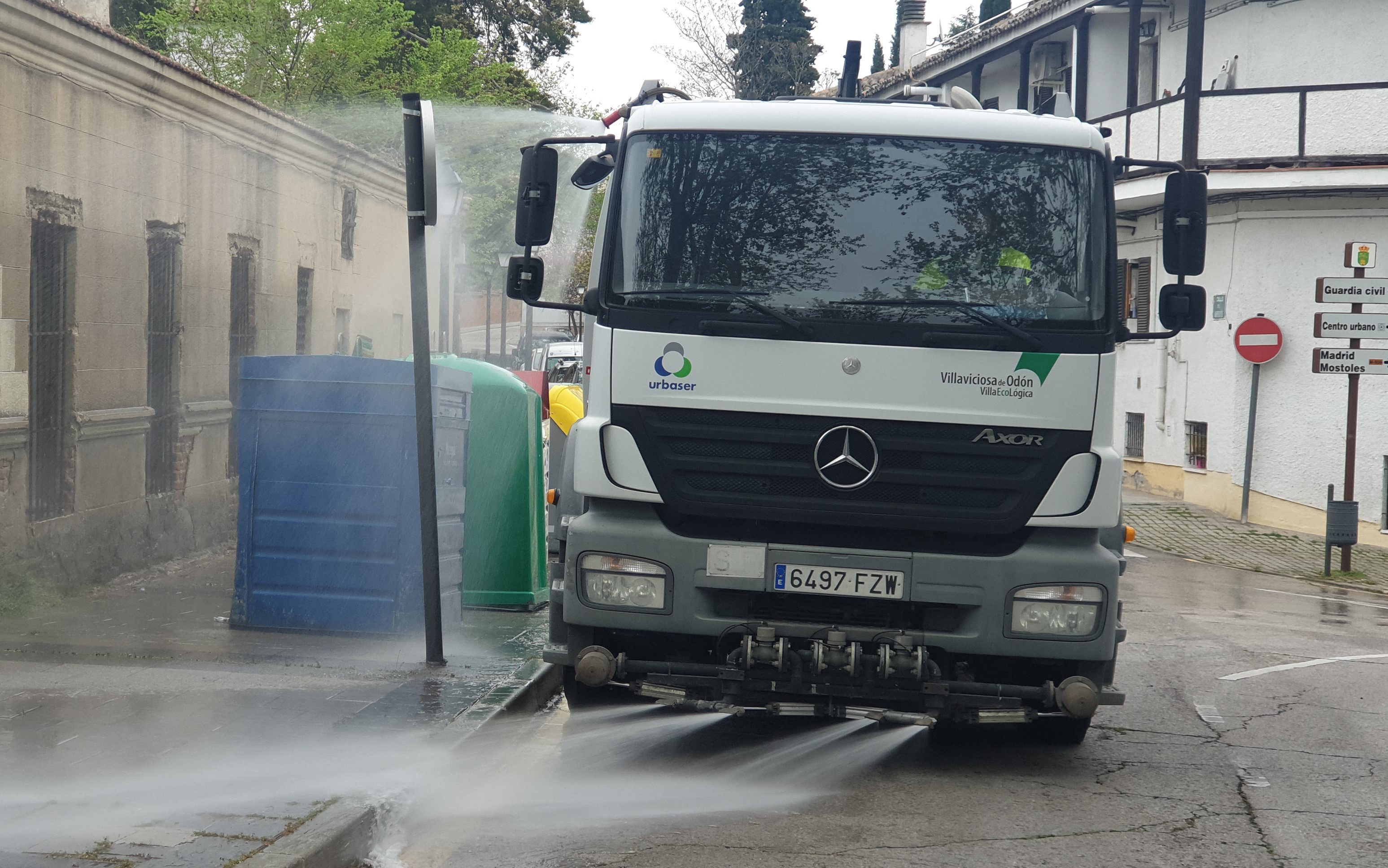 Texto Alternativo: Los trabajos municipales de desinfección con baldeadoras se potencian con nebulizadoras en su parte superior