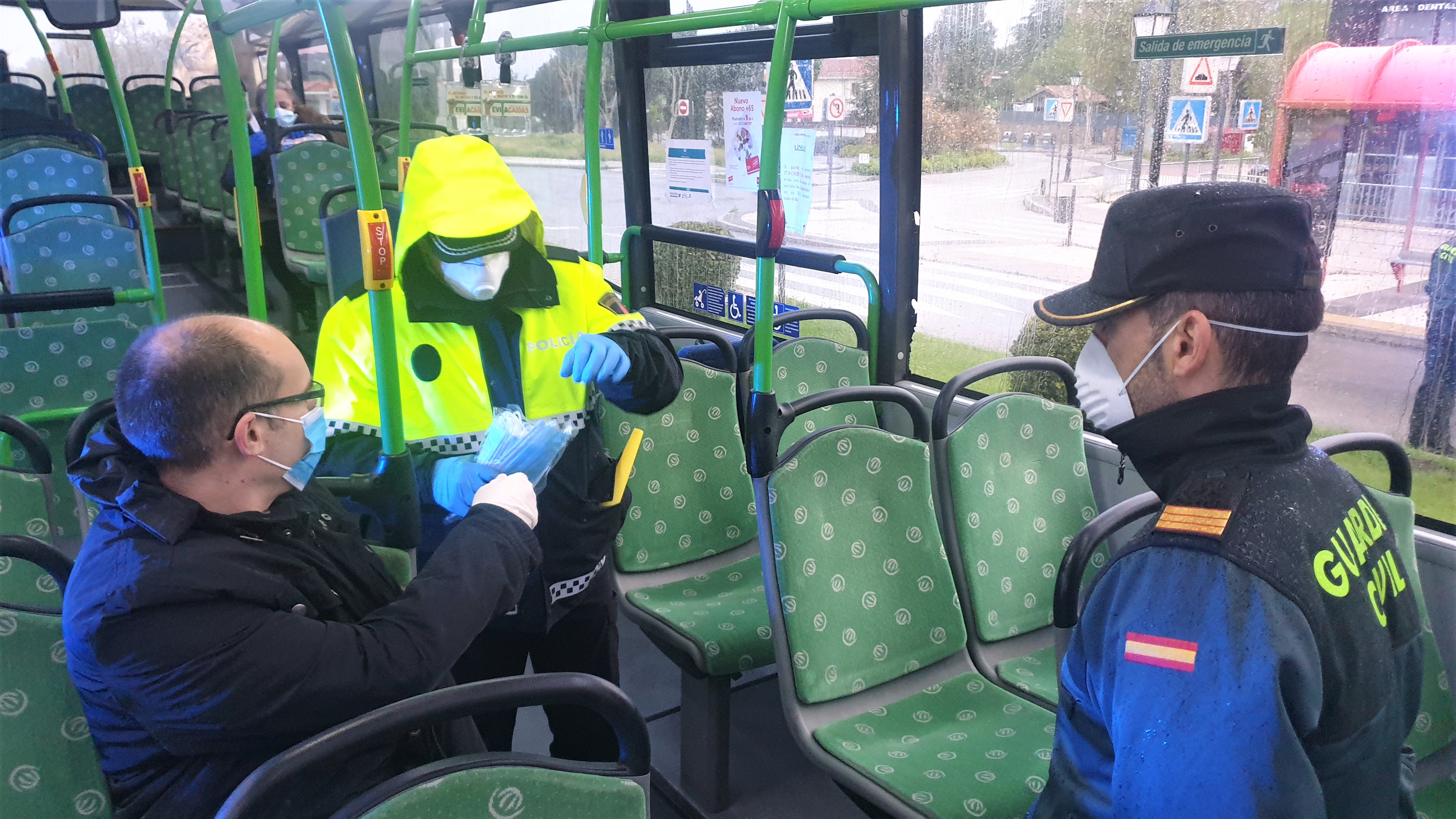 Texto Alternativo: Los agentes de Policía Local y de Guardia Civil han comenzado con la entrega de mascarillas a los usuarios del transporte público