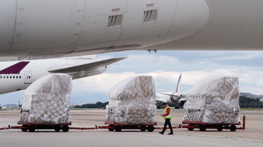 Texto Alternativo: El Gobierno de la Comunidad suma más de 332 toneladas de material sanitario con un cuarto avión en menos de dos semanas