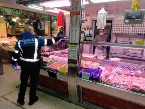 Texto Alternativo: El IMEPE distribuye material sanitario de protección en las galerías comerciales de Alcorcón