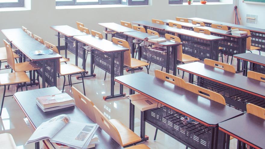 Texto Alternativo: Lamentamos la improvisación y falta de diálogo en el ámbito educativo en el plan de desescalada