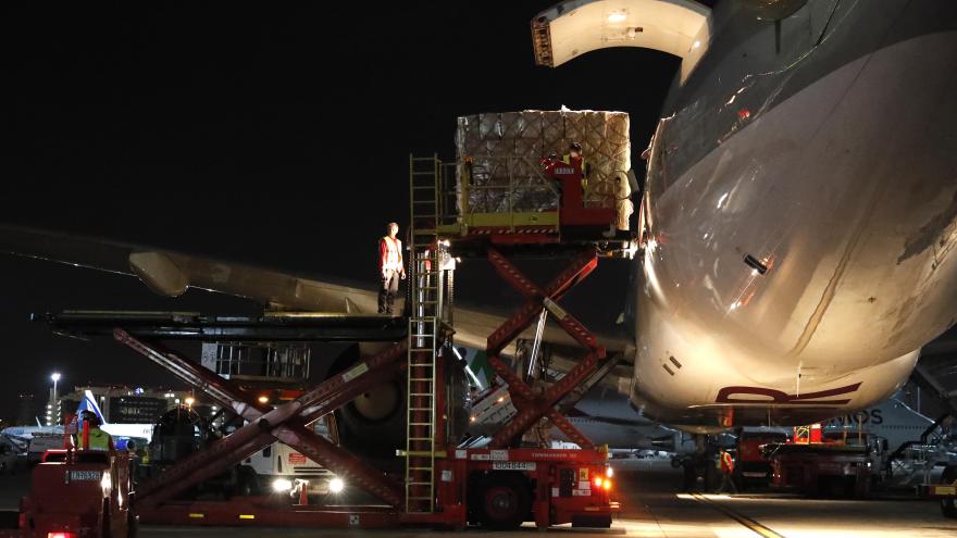 Texto Alternativo: La Comunidad trae su sexto avión en un mes y suma 18 millones de unidades en material sanitario