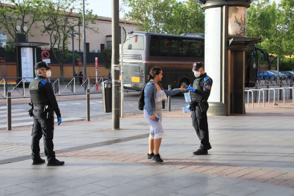 Texto Alternativo: Getafe entregará otras 51.000 mascarillas en estaciones y mesas de reparto en diferentes puntos de la ciudad
