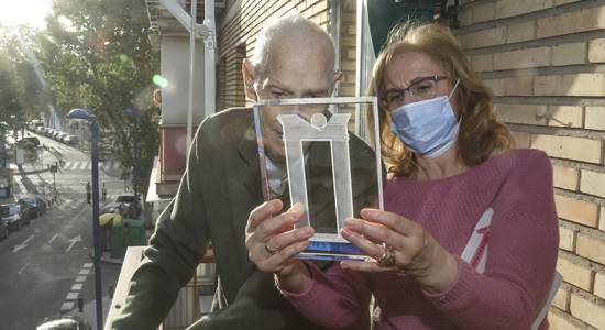 Texto Alternativo: El leganense José López cumple 100 años arropado por los aplausos y felicitaciones de su familia y vecinos