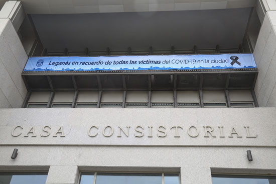 Texto Alternativo: Los edificios municipales de Leganés visten crespones negros en recuerdo de todas las víctimas del Covid-19 en la ciudad