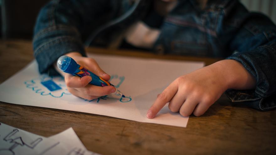 Texto Alternativo: Familias de viviendas sociales mantienen el envío de dibujos a los afectados por el COVID-19