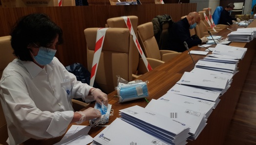Texto Alternativo: El Ayuntamiento de Leganés envía por correo 90.000 mascarillas a los mayores de la ciudad