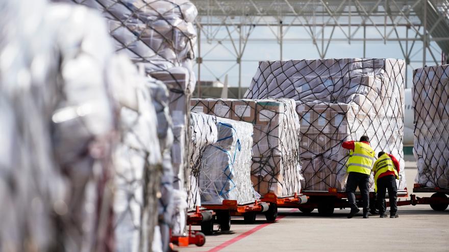Texto Alternativo: La Comunidad recibe el tercer avión en una semana y suma 700 toneladas de material sanitario