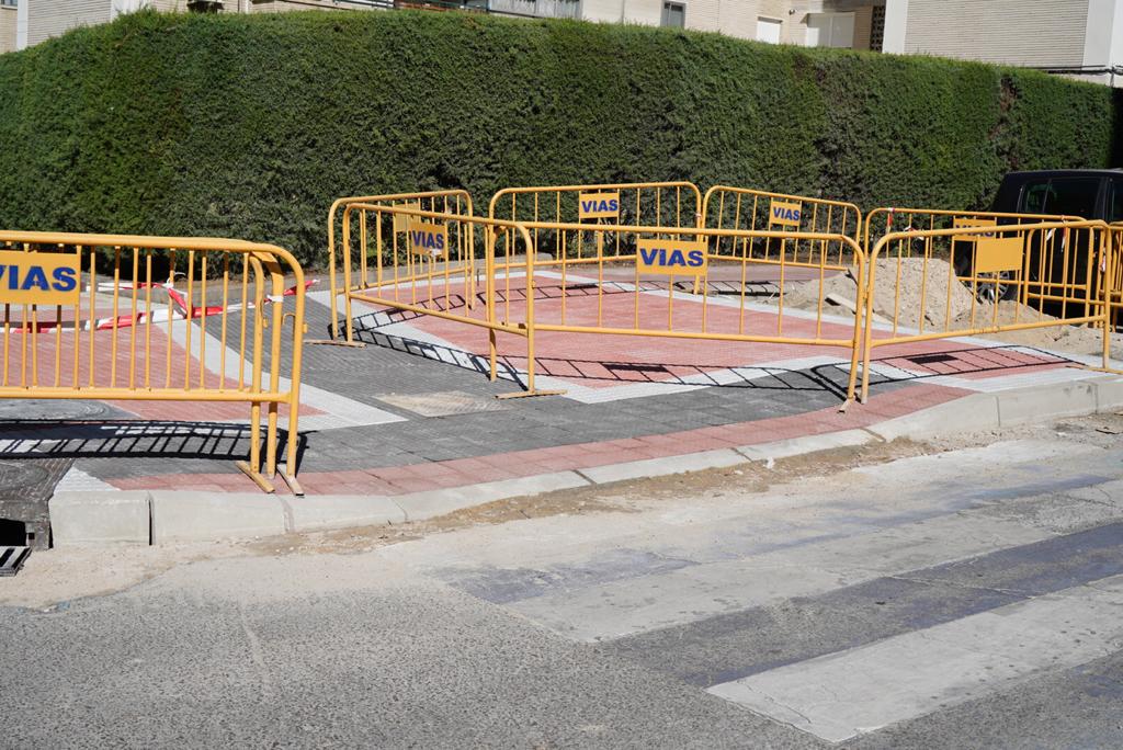 Texto Alternativo: El Gobierno de Móstoles habilita nuevas plataformas accesibles para facilitar la movilidad en la ciudad