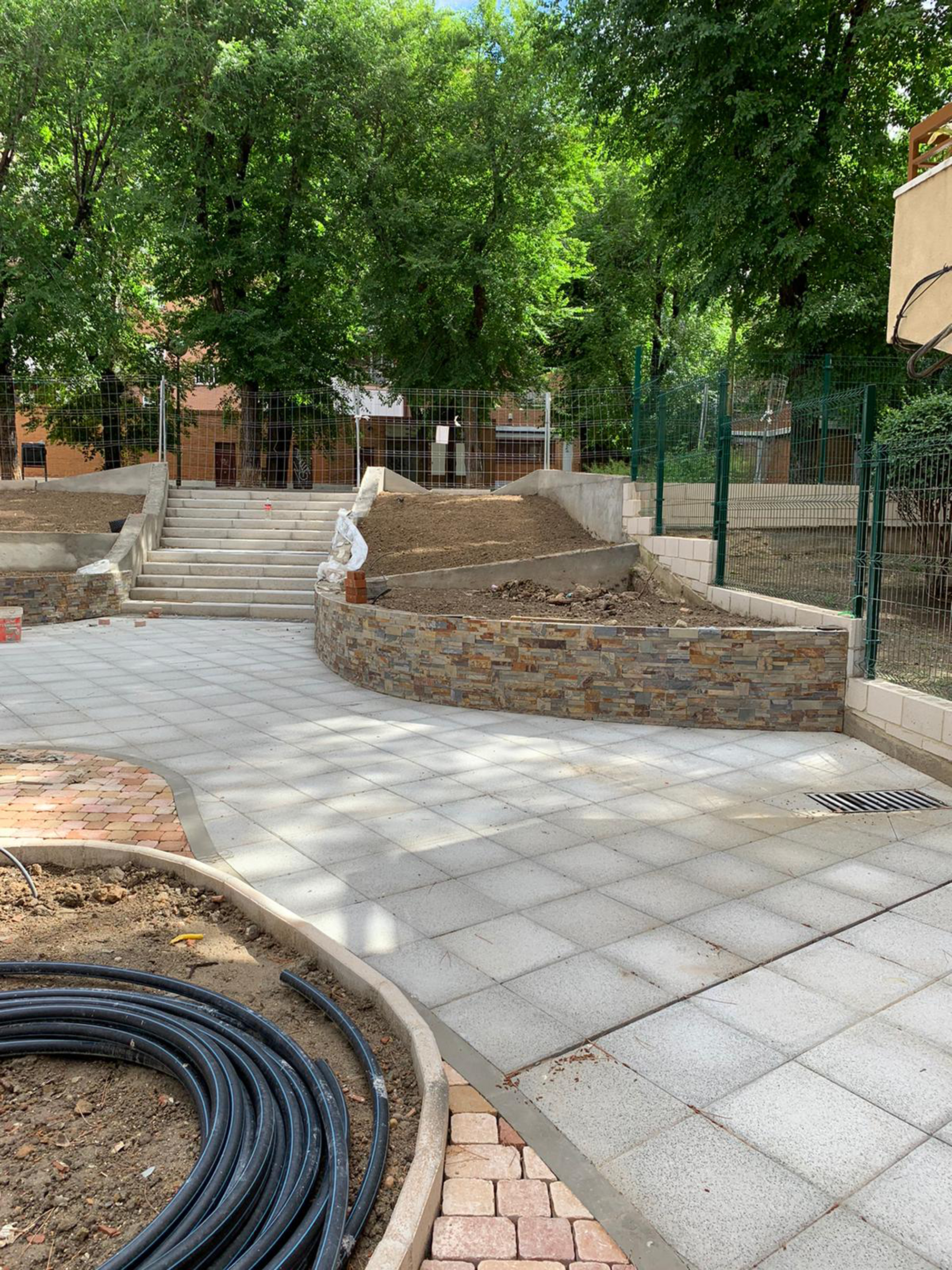 Texto Alternativo: Avanza la remodelación integral de un espacio público entre las calles Río Genil y Río Bidasoa