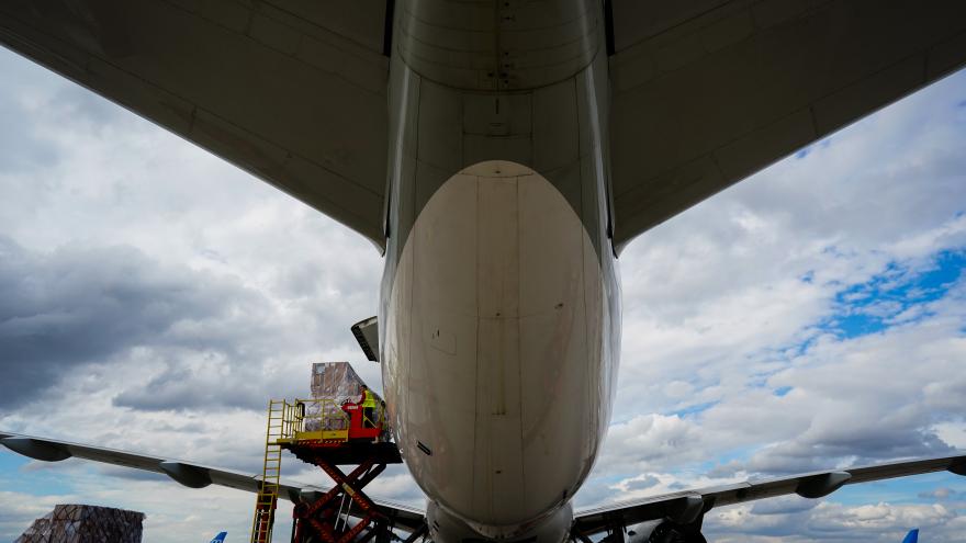 Texto Alternativo: Aterriza el cuarto avión en 48 horas de la Comunidad cargado con material sanitario para el COVID19