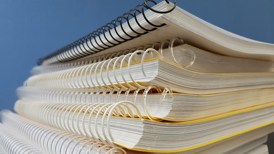 Texto Alternativo: La Comunidad de Madrid facilita material escolar a los alumnos de la Cañada Real Galiana