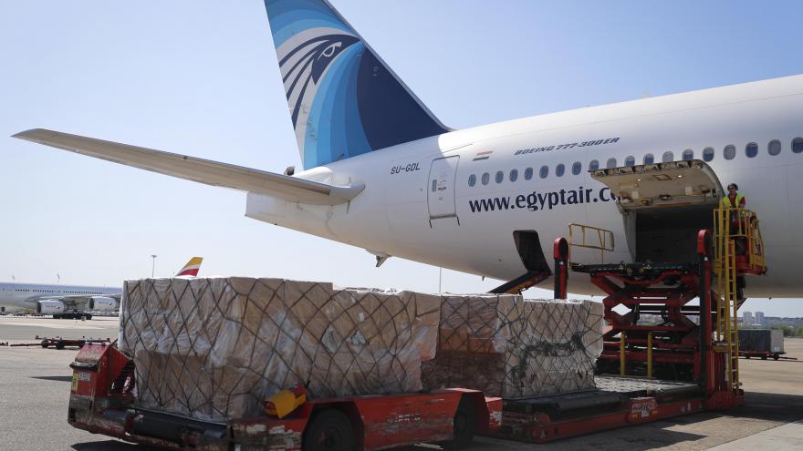 Texto Alternativo: El Gobierno de la Comunidad de Madrid recibe el quinto avión en solo dos días con material sanitario para el COVID-19