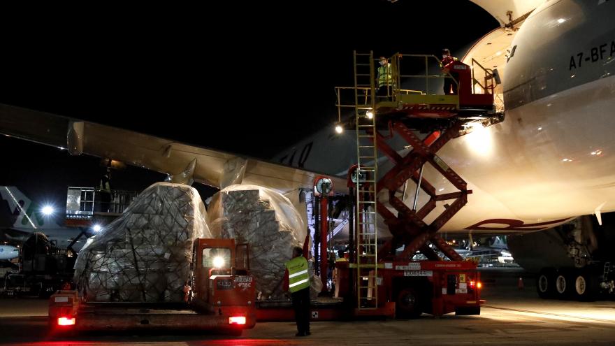 Texto Alternativo: Casi 350.000 trajes de protección para sanitarios en el decimoctavo avión con material