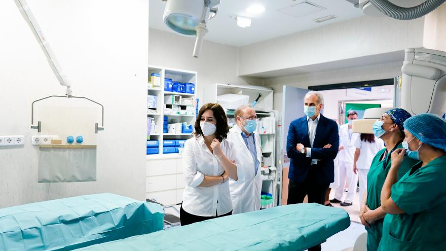 Texto Alternativo: Díaz Ayuso visita el Hospital Universitario La Paz, afectado por la fuerte tormenta de este domingo