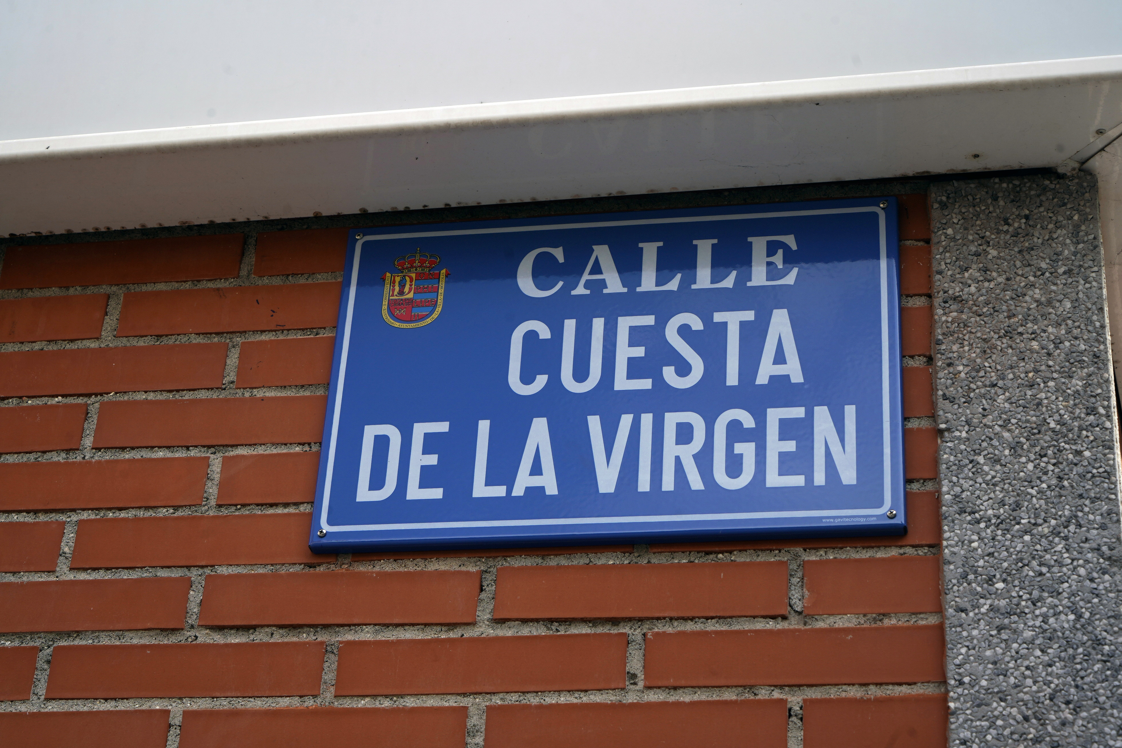 Texto Alternativo: El Gobierno de Móstoles reanuda el plan de renovación de las placas de los nombres de las calles de la ciudad