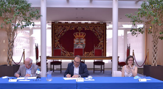 Texto Alternativo: El alcalde y la concejala de Servicios Sociales sellan con Cáritas la subvención de 250.000 euros para garantizar la alimentación y productos de primera necesidad de los vecinos y vecinas de Leganés