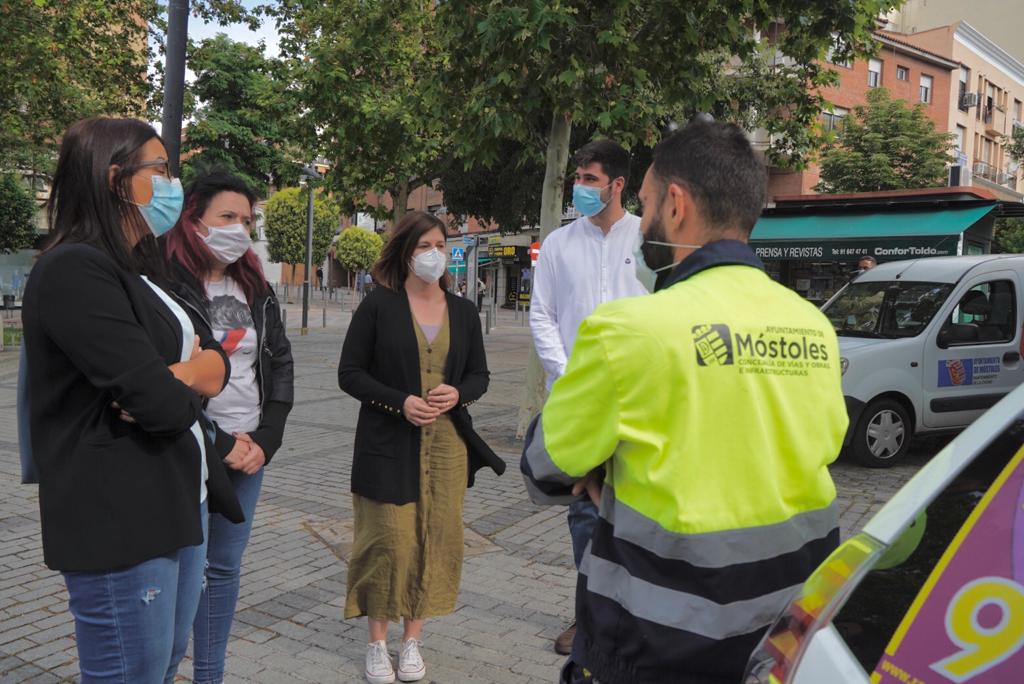 Texto Alternativo: La Alcaldesa de Móstoles, Noelia Posse, acompaña a los trabajadores de limpieza en la desinfección con ozono de taxis
