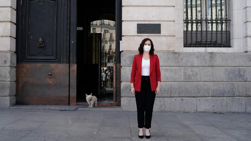 Texto Alternativo: Díaz Ayuso guarda un minuto de silencio en el último día de luto en la región por el COVID-19