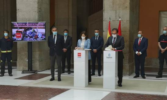 Texto Alternativo: Santiago Llorente e Isabel Díaz Ayuso firman el traspaso de los Bomberos a la Comunidad de Madrid para mejorar laoperatividad y eficaciadel servicio