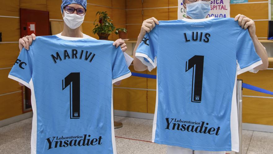 Texto Alternativo: Los profesionales del Hospital Severo Ochoa reciben el homenaje del CD Leganés