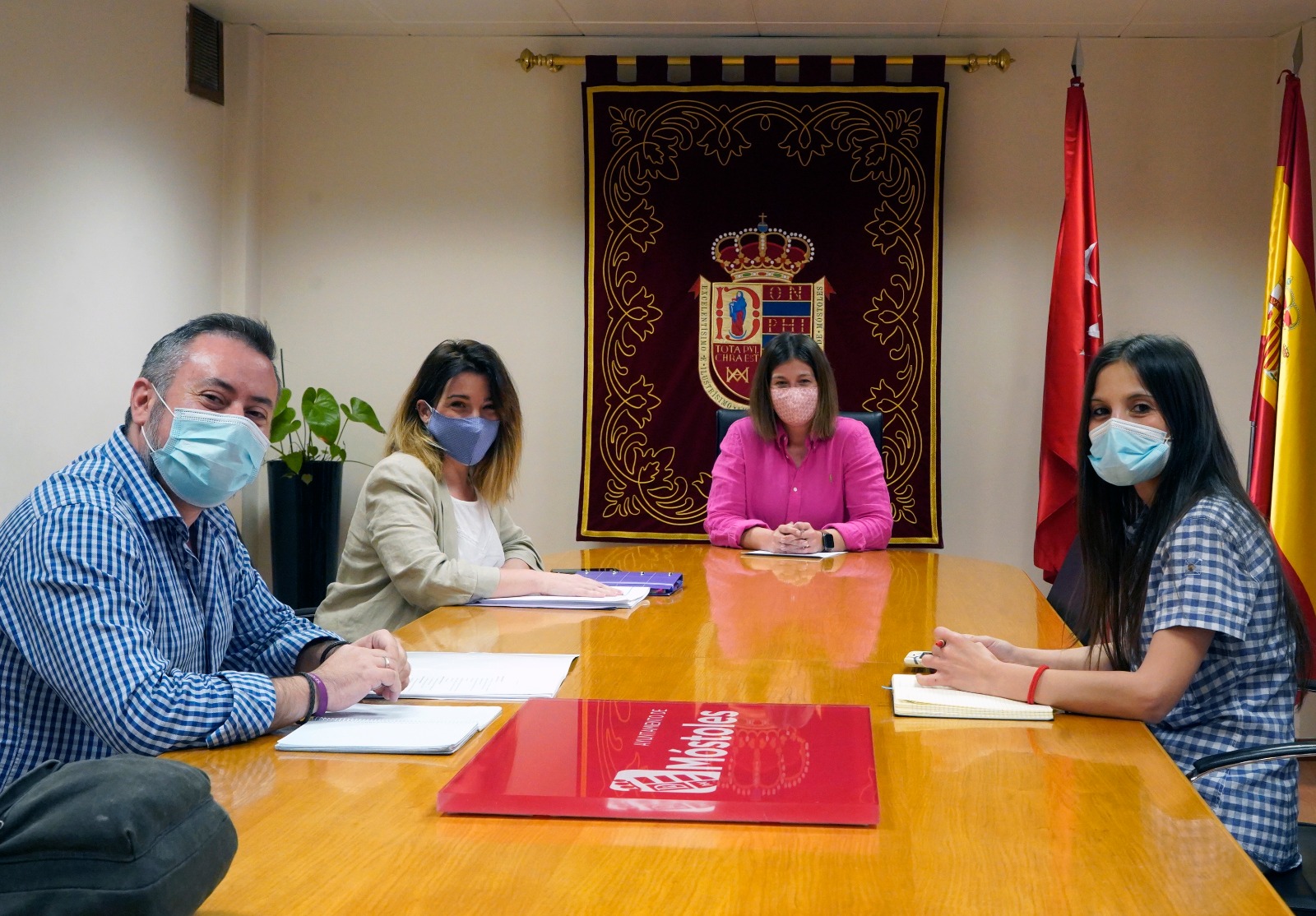 Texto Alternativo: La Alcaldesa Noelia Posse se reúne con la Concejala de Educación y Juventud para valorar las medidas a adoptar de cara al inicio de curso