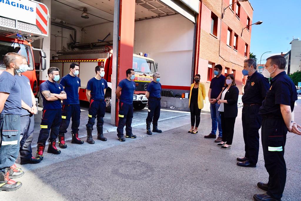 Texto Alternativo: La Alcaldesa agradece la labor de los Bomberos de Móstoles durante la crisis del coronavirus