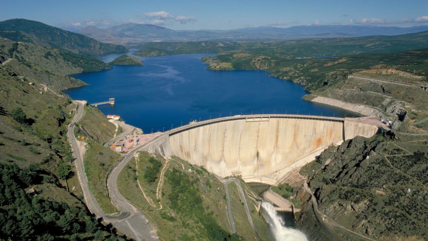 Texto Alternativo: El Gobierno de la Comunidad destina más de 48.000 euros para la limpieza de los márgenes del embalse de El Atazar