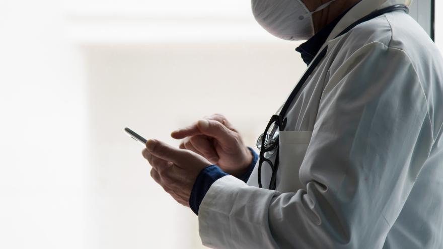 Texto Alternativo: El Gobierno de la Comunidad de Madrid propone en marcha una campaña para informar sobre la atención en los centros de salud