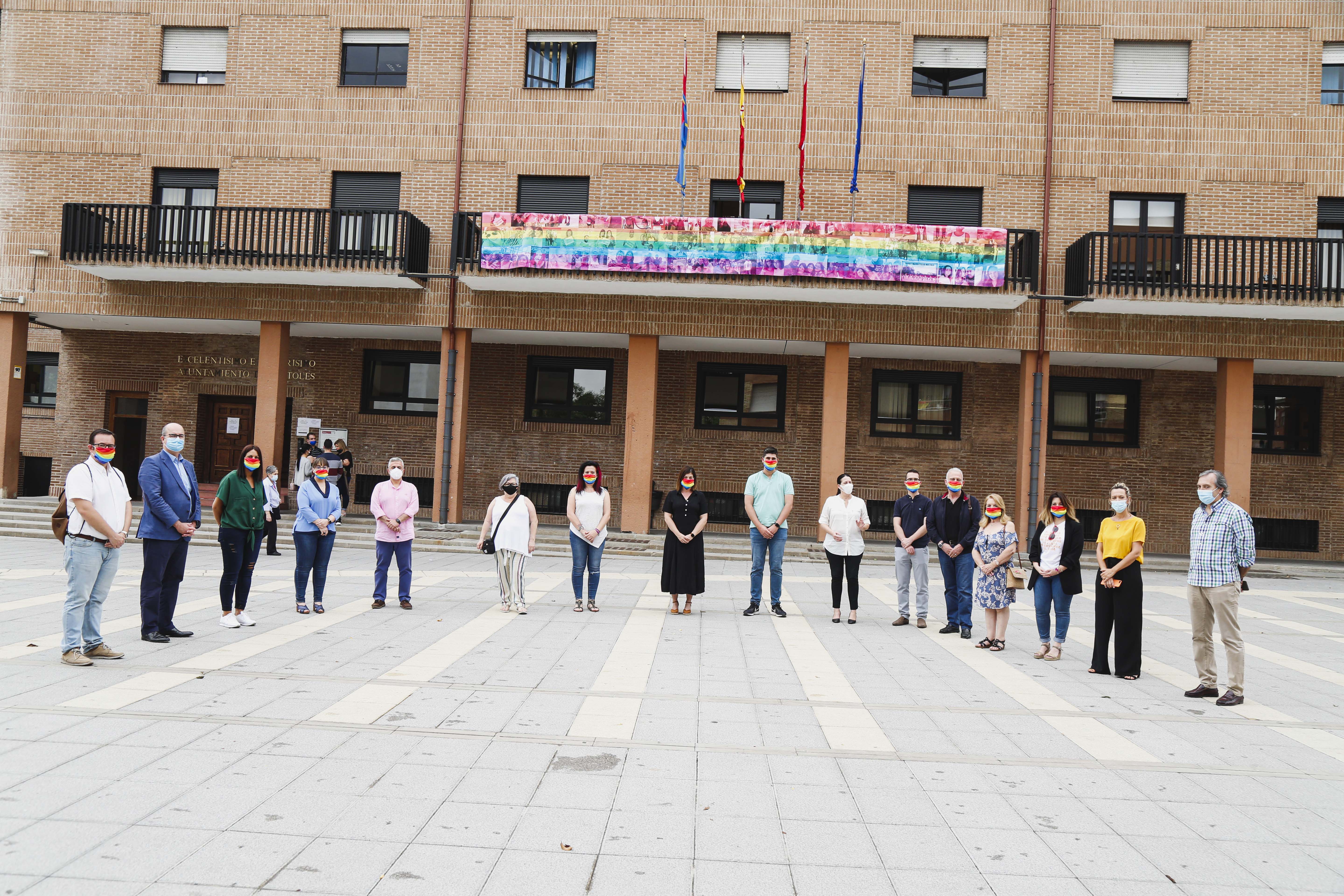 Texto Alternativo: El Ayuntamiento de Móstoles despliega una pancarta arcoíris por los derechos del colectivo LGTBIQ+