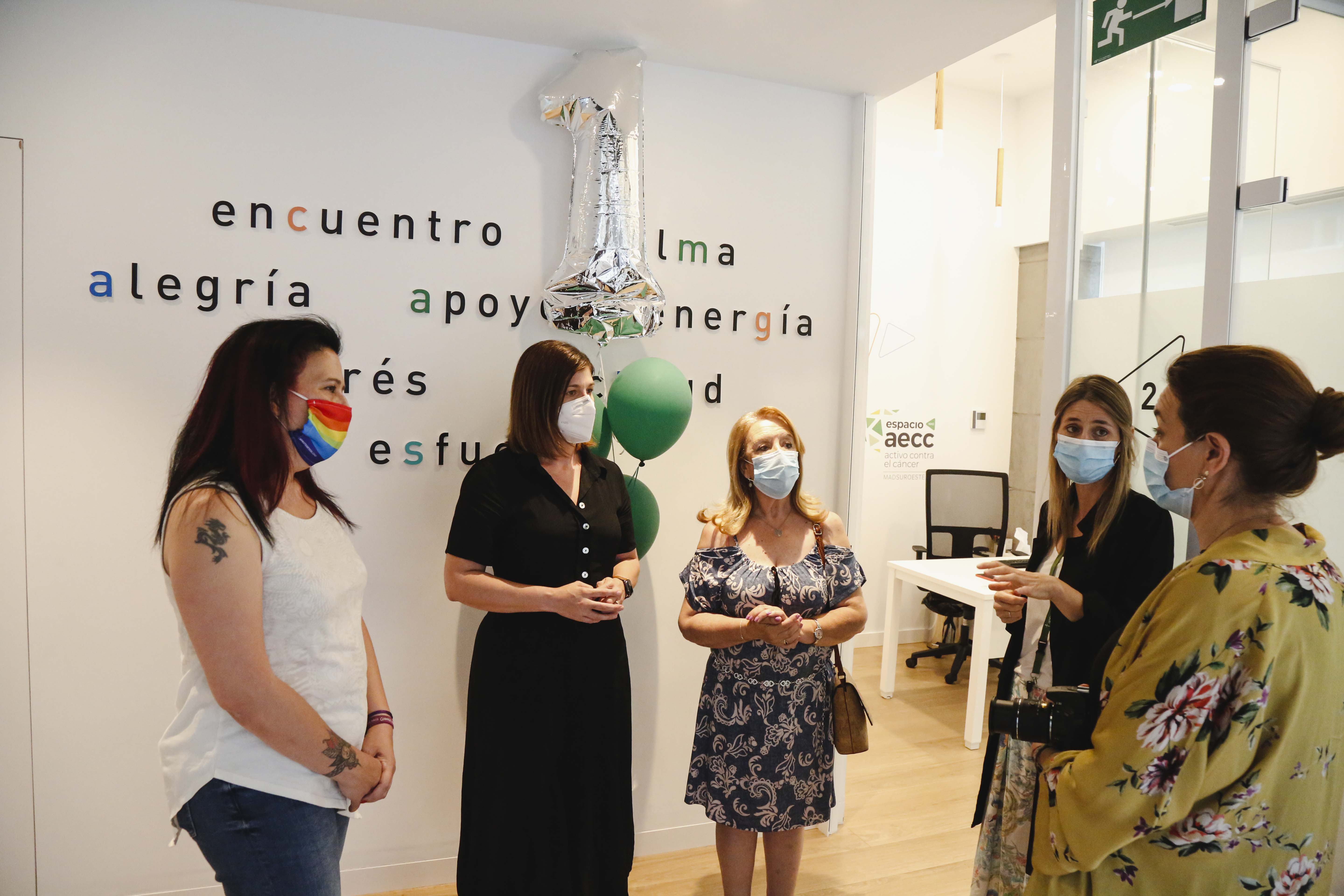 Texto Alternativo: La Alcaldesa visita el Espacio Activo contra el Cáncer de la AECC en su primer aniversario