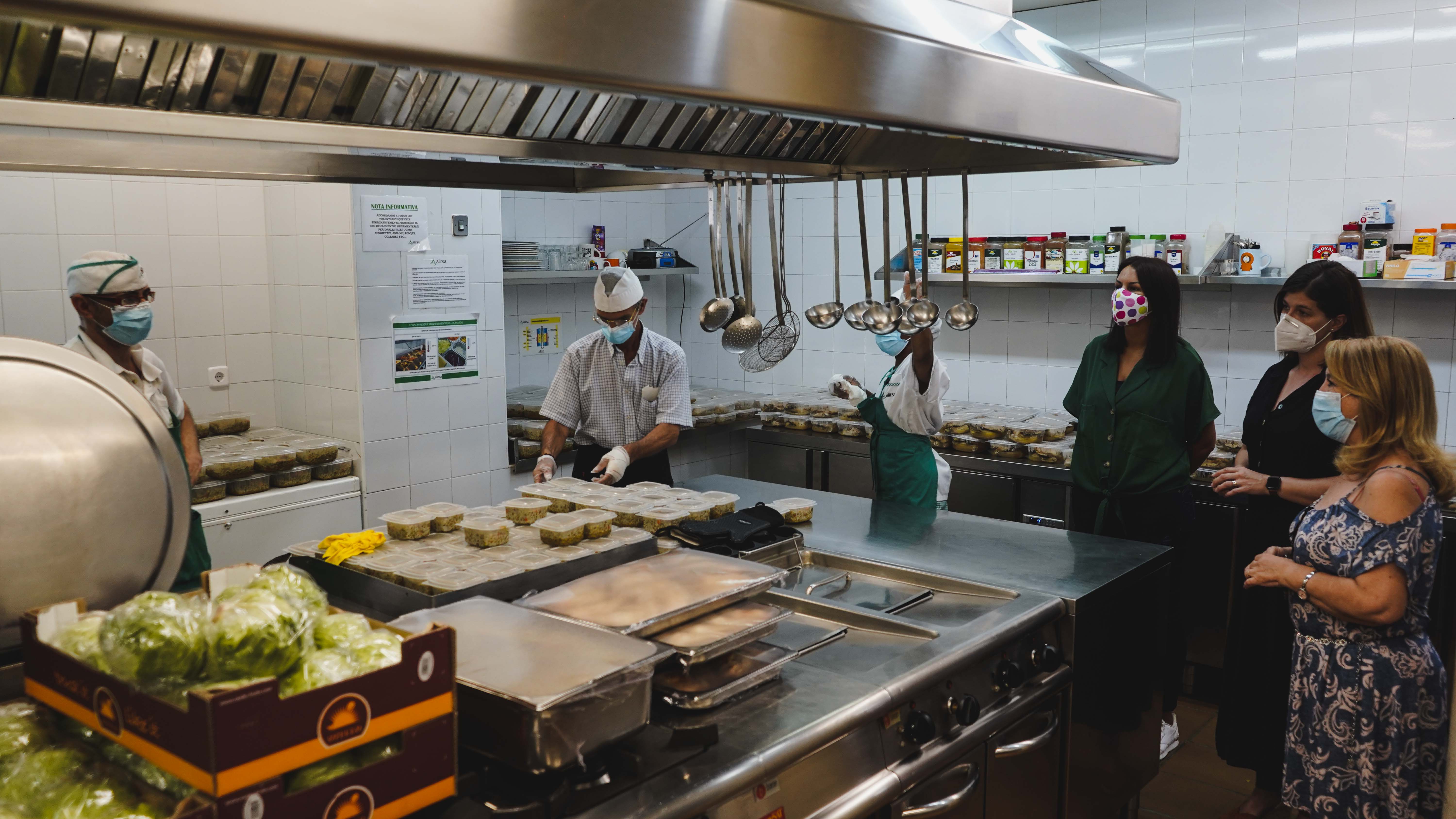 Texto Alternativo: Móstoles distribuye diariamente comida a 1.045 personas vulnerables a través de los Servicios Sociales municipales