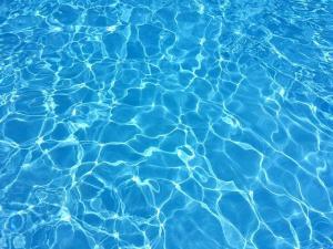 Texto Alternativo: La piscina municipal Los Cantos abre este fin de semana con restricciones de aforo y limitaciones para garantizar la salud de los usuarios
