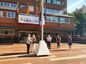 Texto Alternativo: Alcorcón iza la bandera arcoíris con motivo de la celebración del Día Internacional del Orgullo LGTBI