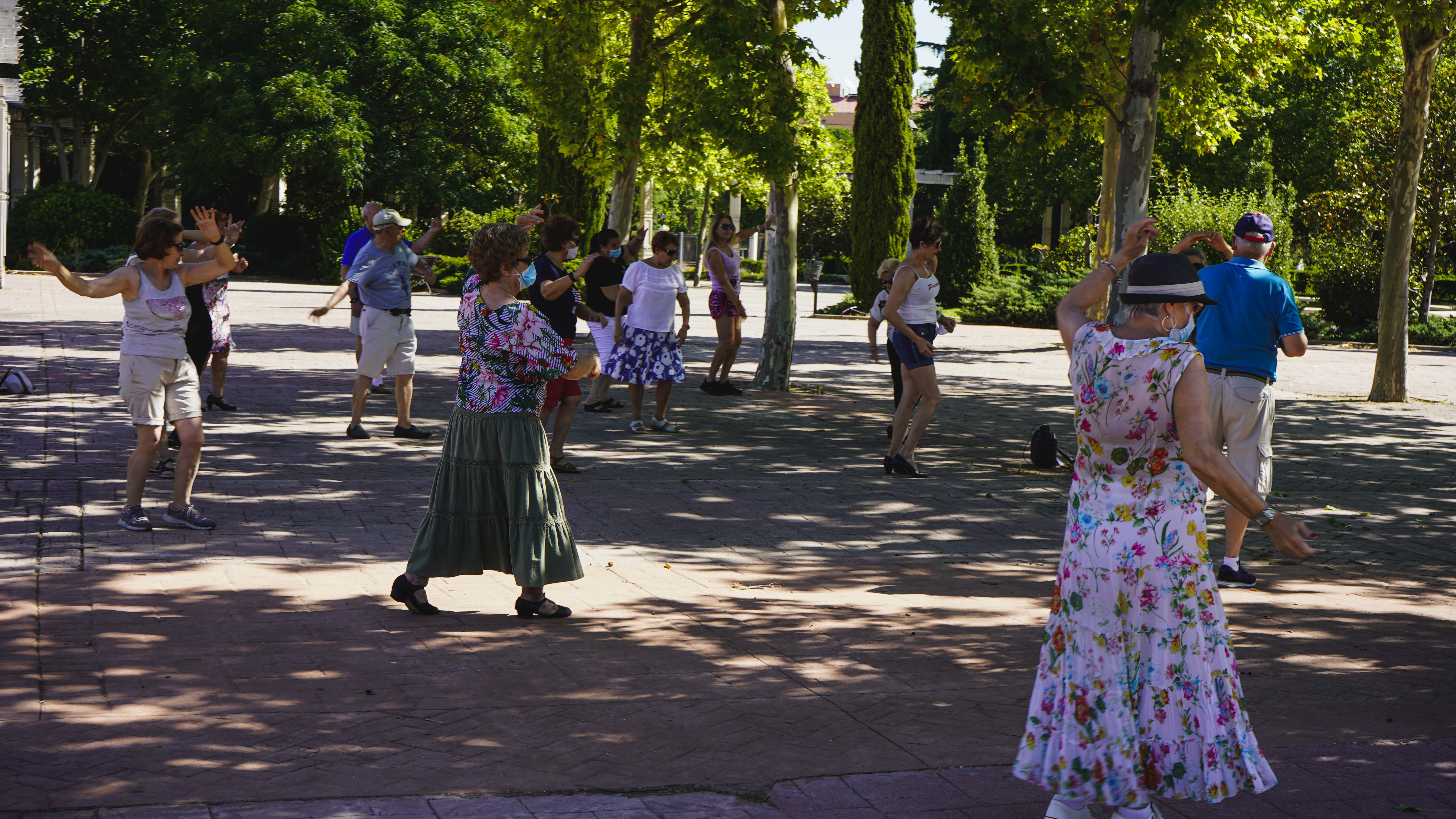 Texto Alternativo: El Gobierno de Móstoles reactiva los talleres presenciales para mayores en los parques de Móstoles