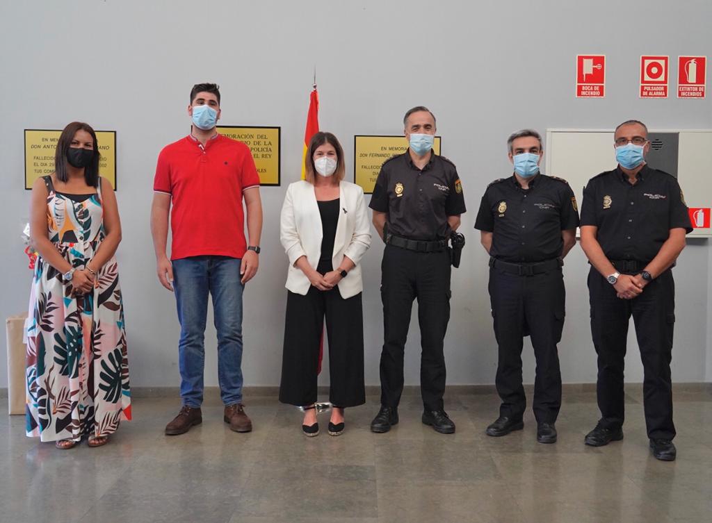 Texto Alternativo: La Alcaldesa agradece a la Policía Nacional de Móstoles su trabajo durante la crisis sanitaria