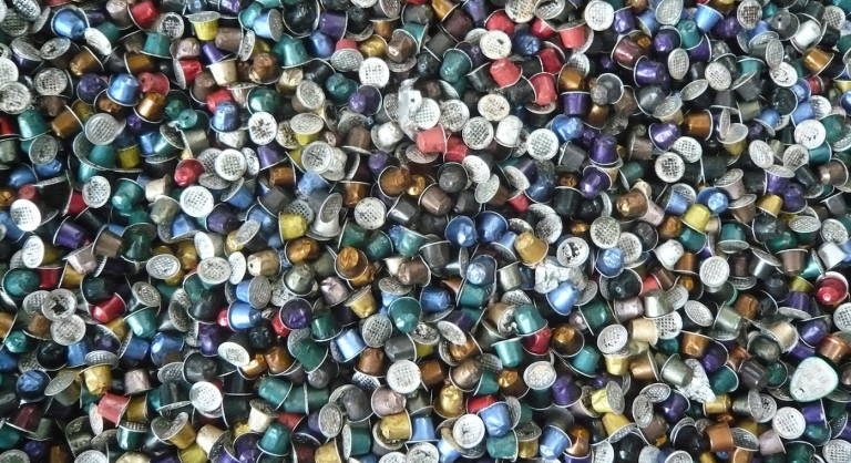 Texto Alternativo: El Gobierno de Móstoles y Nestlé firman un convenio para el tratamiento y reciclaje de cápsulas de café