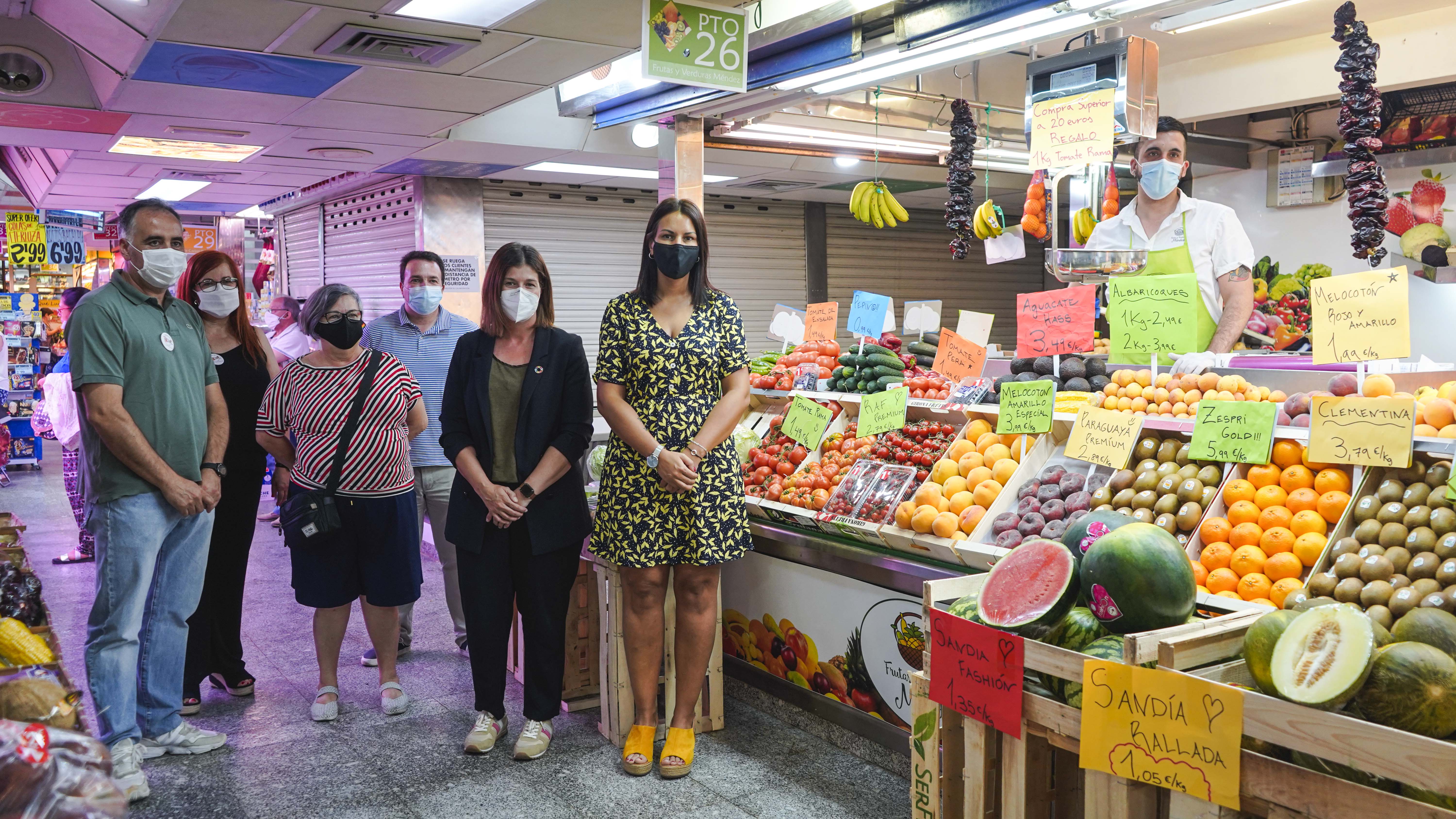 Texto Alternativo: La Alcaldesa muestra su apoyo a los comerciantes de la localidad en una visita al Mercado de la Constitución