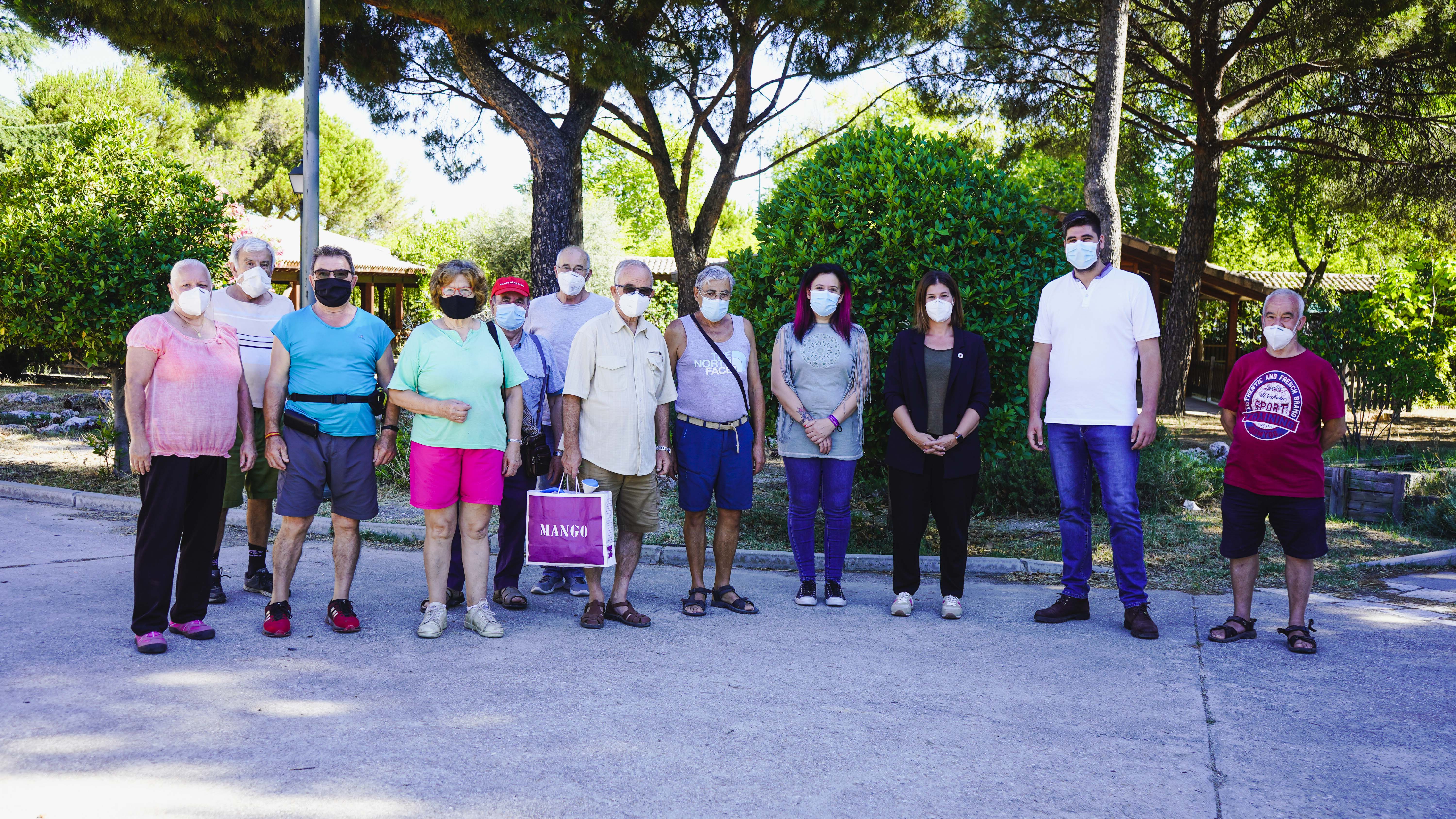 Texto Alternativo: La Alcaldesa realiza una visita a los huertos de ocio para mayores