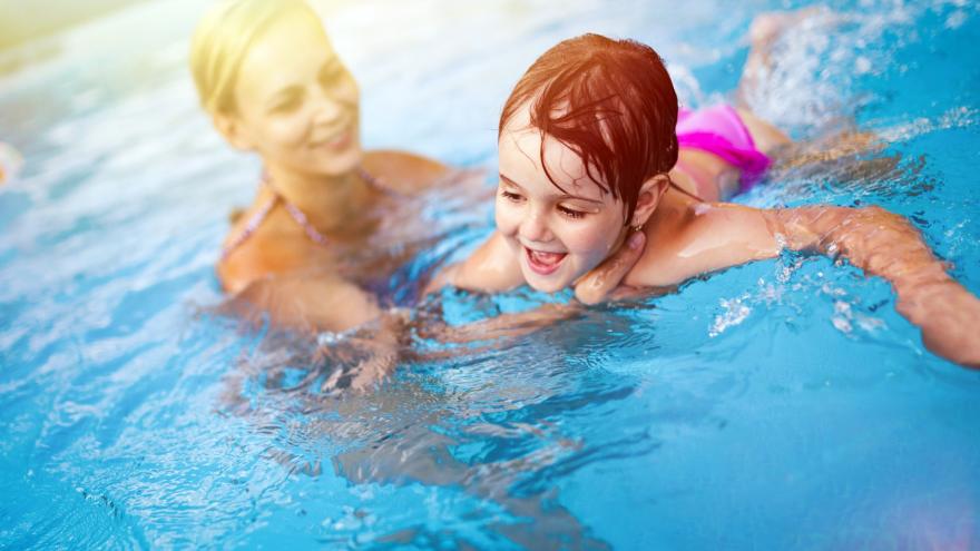 Texto Alternativo: Recordamos la necesidad de supervisión de los niños en las piscinas
