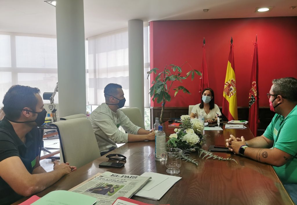 Texto Alternativo: La alcaldesa de Getafe transmite su apoyo a los trabajadores de Airbus frente a los despidos