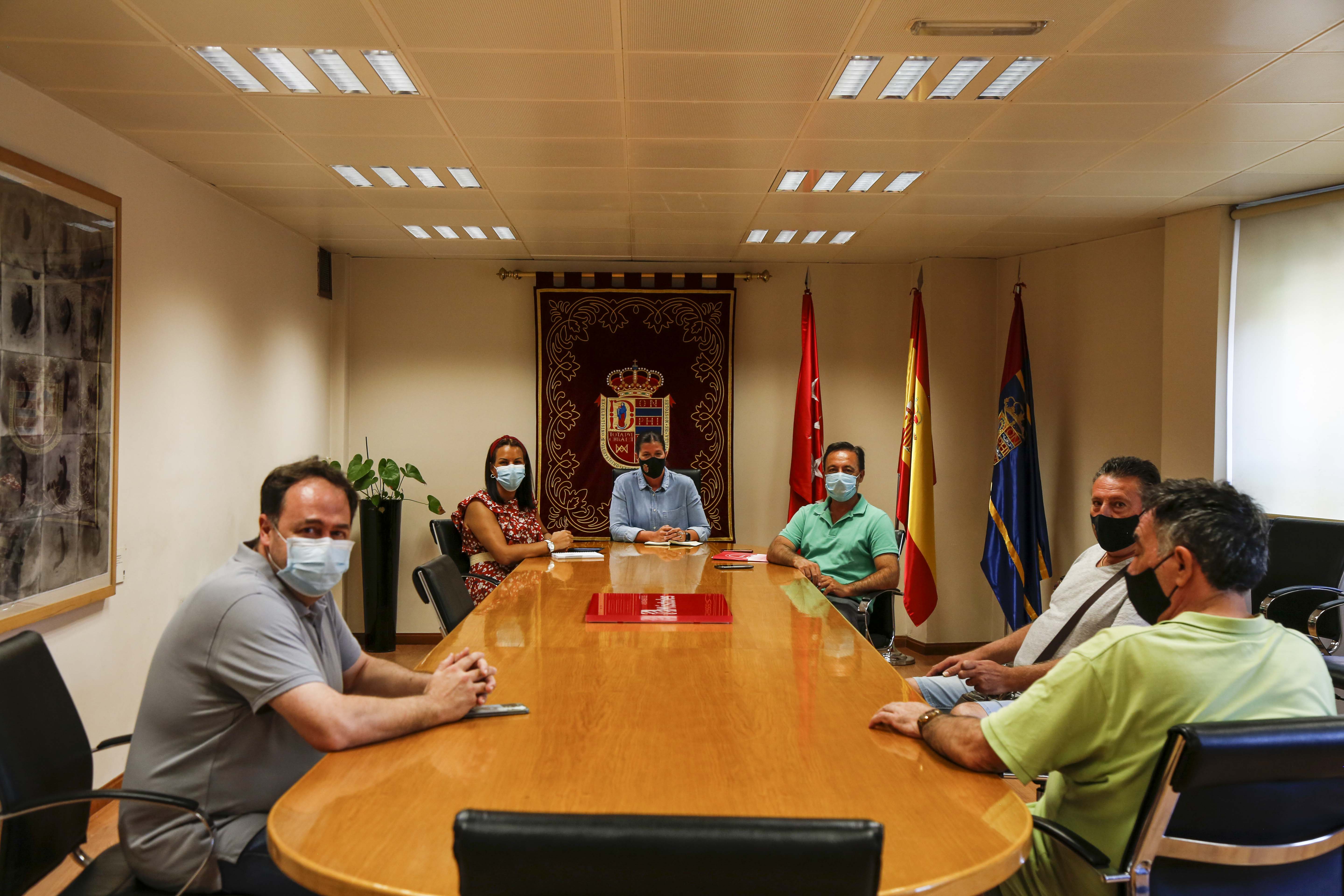 Texto Alternativo: Primera toma de contacto con la Cofradía y las Peñas para valorar la posibilidad de hacer algún acto en honor a la Patrona en septiembre